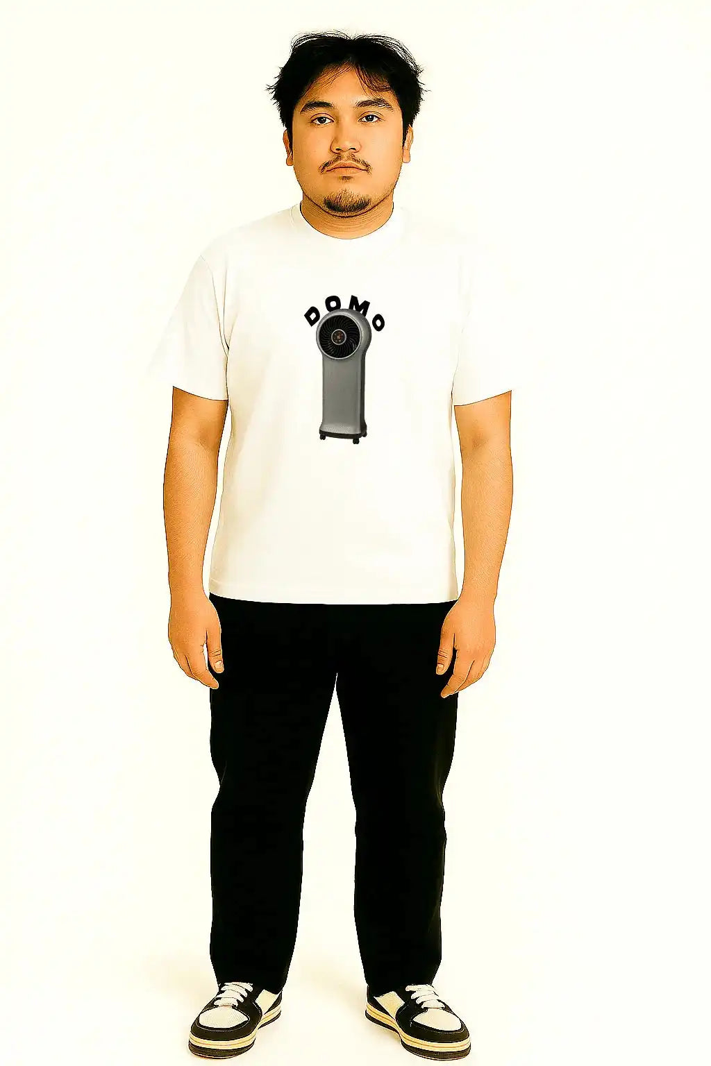 Weißes Creator Shirt mit ‚Domo‘ Design – getragenes Fan T-Shirt für Papaplatte-Fans
