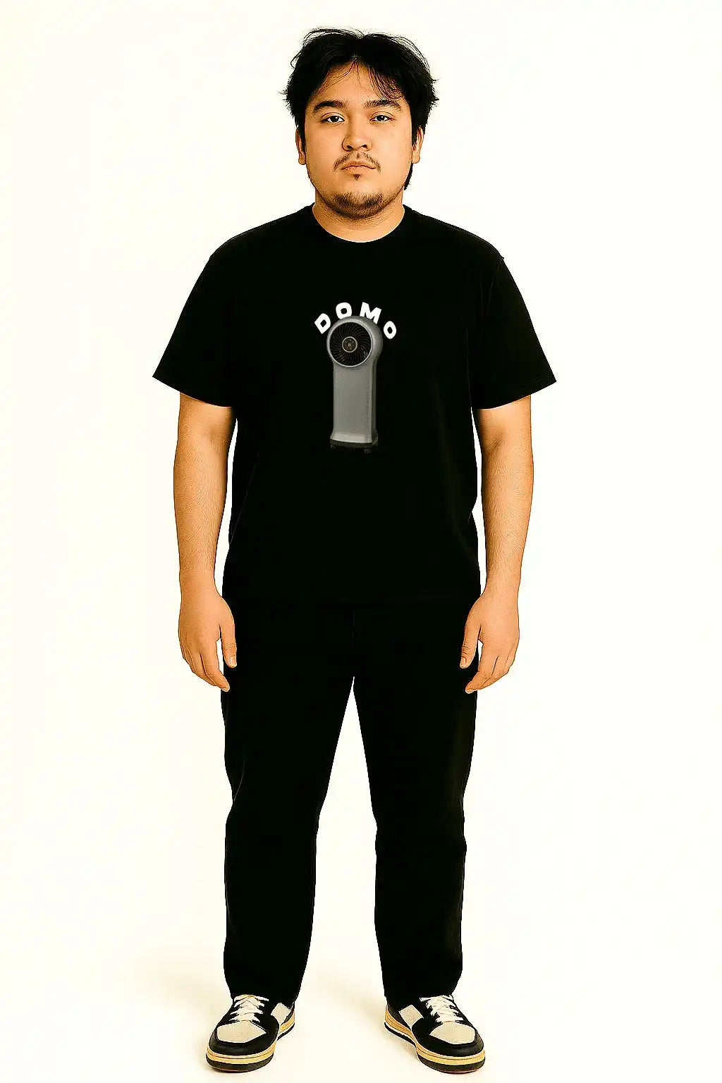 Urban getragenes schwarzes Papaplatte Shirt mit Lüfter-Print ‚Domo‘