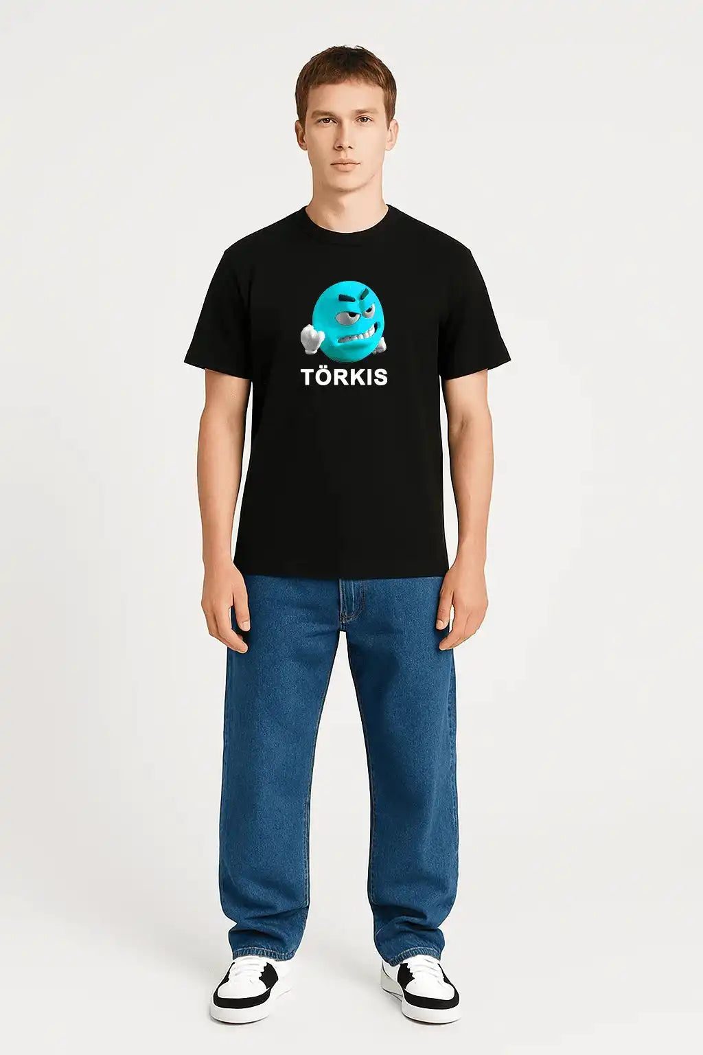 Model trägt schwarzes Meme T-Shirt mit dem Spruch „grr törkis“ – Creator Streetwear Style