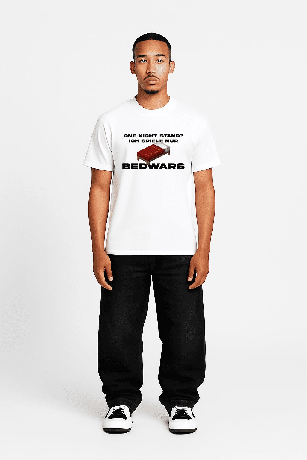 Model trägt weißes Fan T-Shirt mit dem Spruch „ich spiele nur bedwars“ – urbaner Look