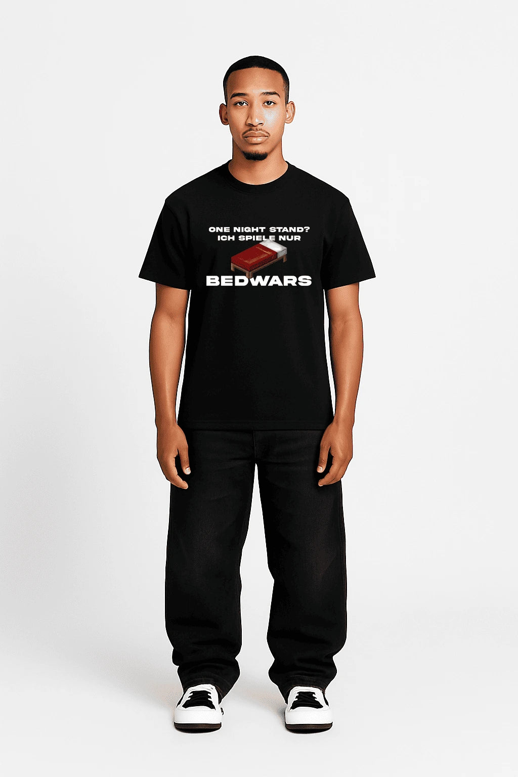 Schwarzes Meme Shirt mit dem Gaming-Motiv „ich spiele nur bedwars“ – getragen vom Model