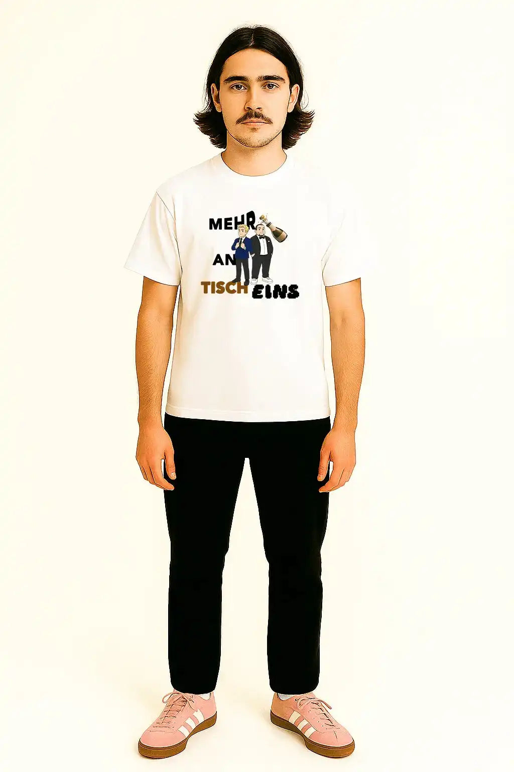 Urban getragenes weißes T-Shirt mit dem Papaplatte Insider „mehr weißwein an tisch eins“