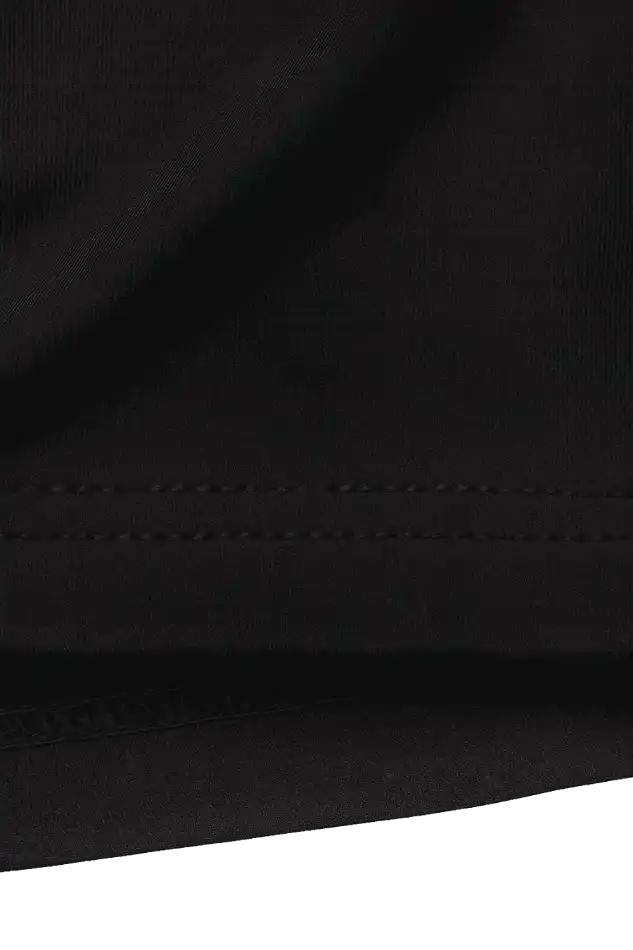 Textiler Close-Up des schwarzen Shirts – Creator Merch Stoffdetail ohne Print