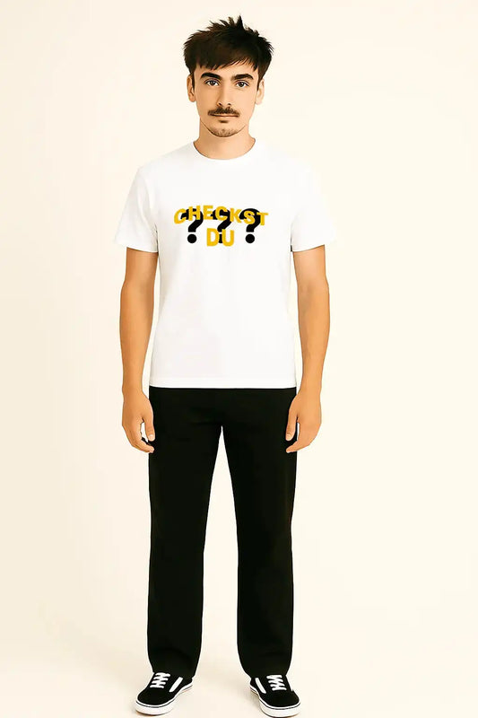Model trägt weißes T-Shirt mit dem Spruch „checkst du???“ – urban inspiriertes Creator Shirt
