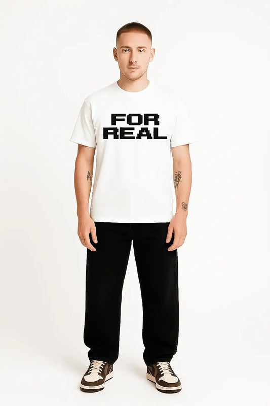 Weißes Fan Shirt mit dem Ausdruck „for real“ – getragen im lässigen Creator Street Style
