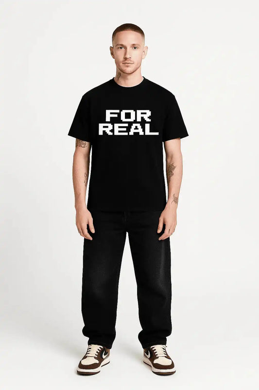 Model trägt schwarzes Meme Shirt mit dem Schriftzug „for real“ – urbaner Look
