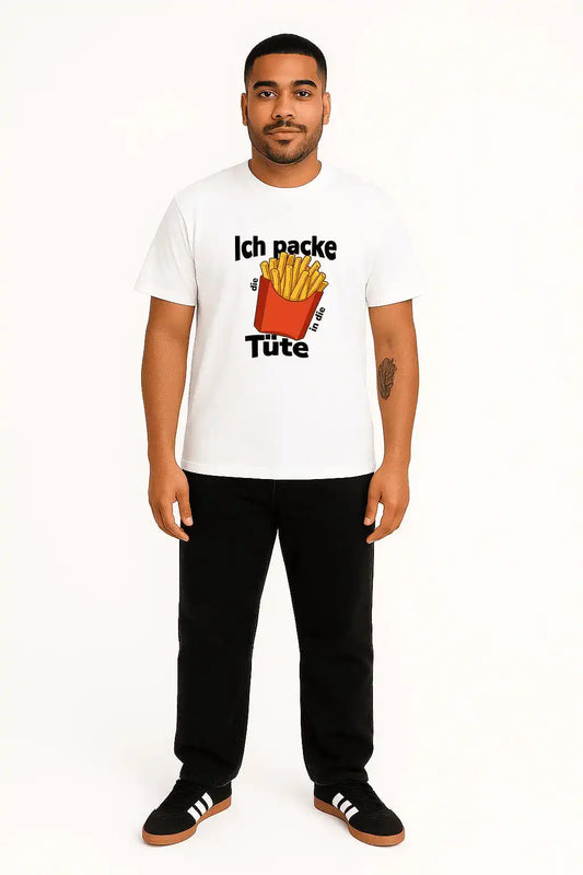 Model trägt weißes Fan T-Shirt mit dem Spruch „ich packe die fritten in die tüte“
