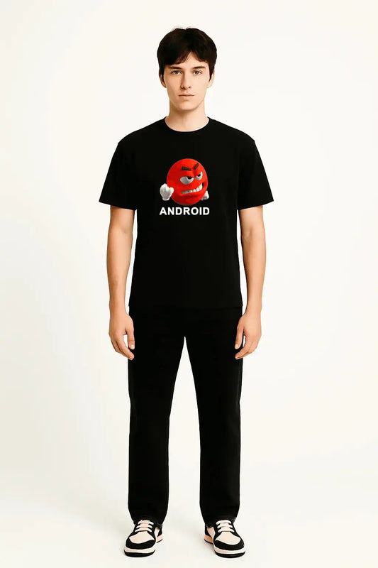 Model trägt schwarzes Papaplatte Shirt mit dem Meme ‚grr androids