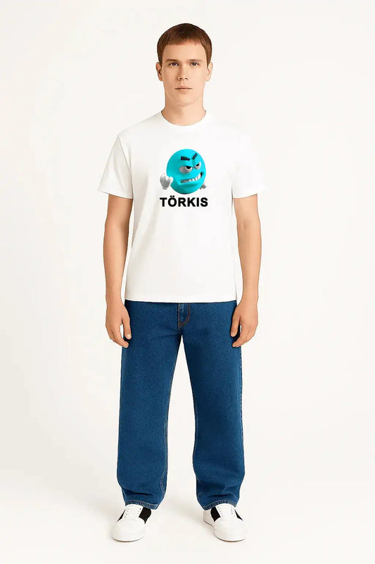 Weißes Statement Shirt mit „grr törkis“ Aufdruck – getragen im urban Casual Look
