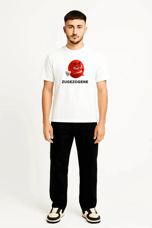 Weißes Fan Shirt mit dem Spruch „grr zugezogene“ – getragen im lässigen Streetwear Look
