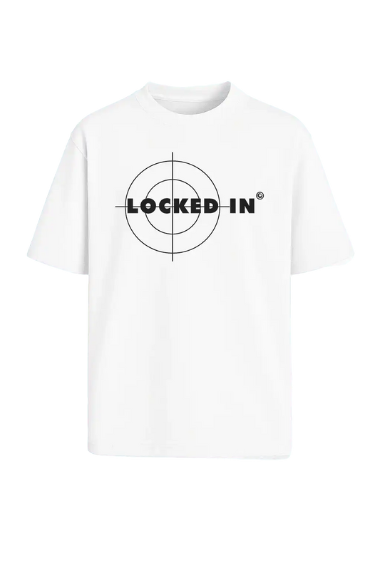 Weißes Fan T-Shirt mit schwarzem ‚locked in‘ Aufdruck – freigestellter Creator Merch