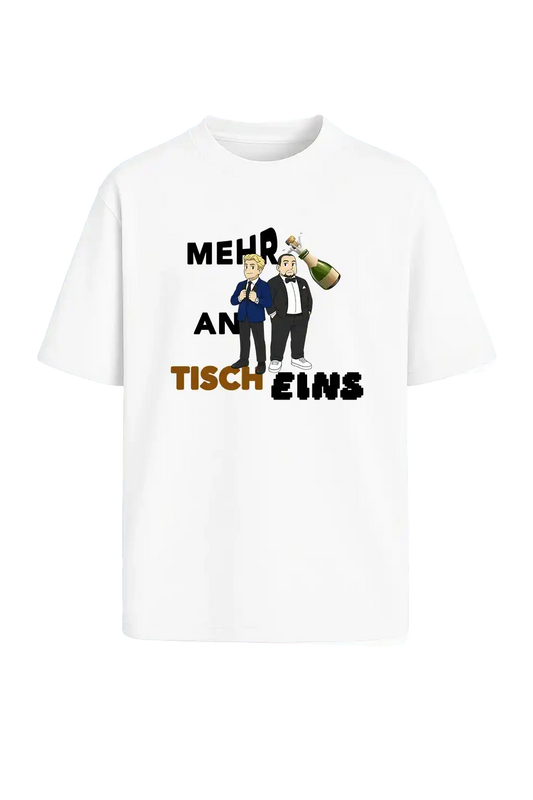 Weißes T-Shirt mit schwarzem Text „mehr weißwein an tisch eins“ – Fanartikel von Papaplatte
