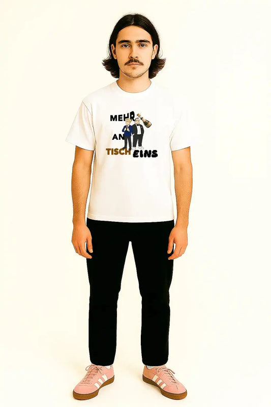 Urban getragenes weißes T-Shirt mit dem Papaplatte Insider „mehr weißwein an tisch eins“
