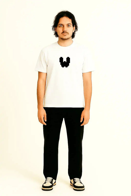 Model trägt weißes Statement T-Shirt mit dem Slang „w-gewinner“ – urban und lässig
